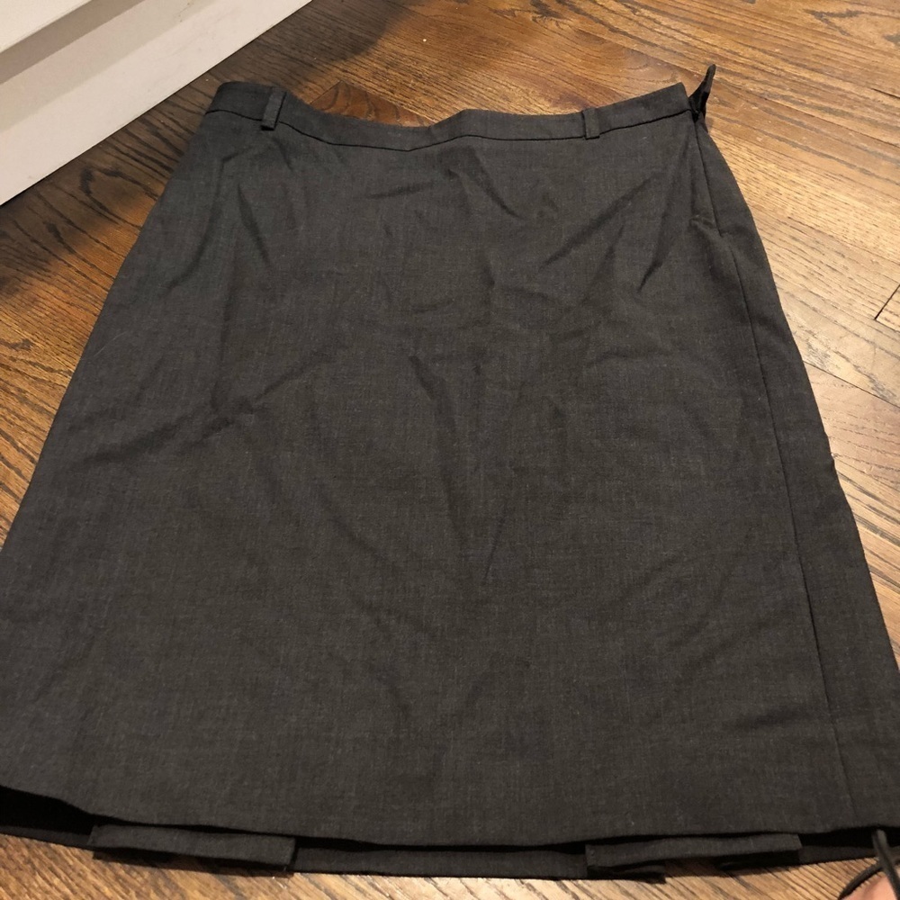 Jcrew wool skirt with back pleats size 6👡👜